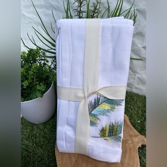 Pier 1 Napkin Set
Contains 4/Contient 4
20 x 20 in (51 x 51 cm) white new - Picture 4 of 9